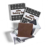 Kleine Schokoladentafel in Papierbanderole mit Werbung oder Logo