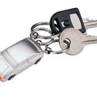 Schlüsselanhänger in Autoform