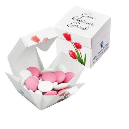 Pinke und weiße Schokolinsen im Werbe-Würfel mit Logo 