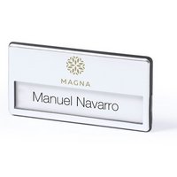 Namenschild mit Nadel und Logo