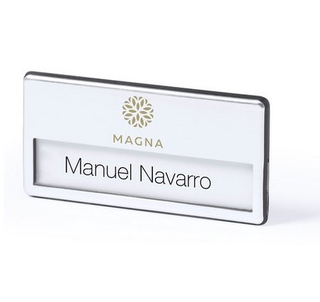 Namenschild mit Nadel und Logo