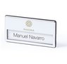 Namenschild mit Nadel und Logo