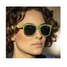 Tragen einer Sun Ray Bambus Sonnenbrille mit Logo