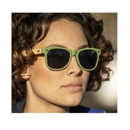 Tragen einer Sun Ray Bambus Sonnenbrille mit Logo