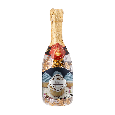 Champagnerflasche mit Bonbons und Werbung oder Logo