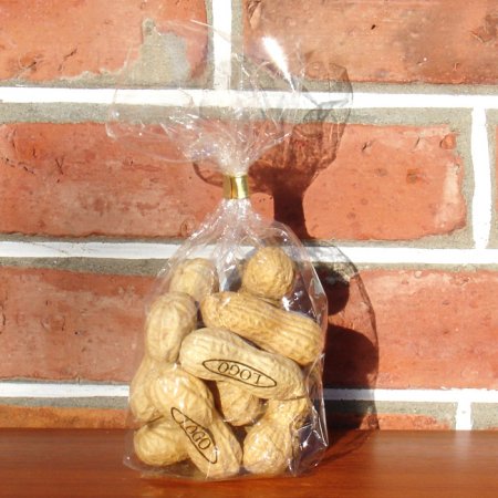 12 Logo-Erdnüsse im Cellophanbeutel verpackt